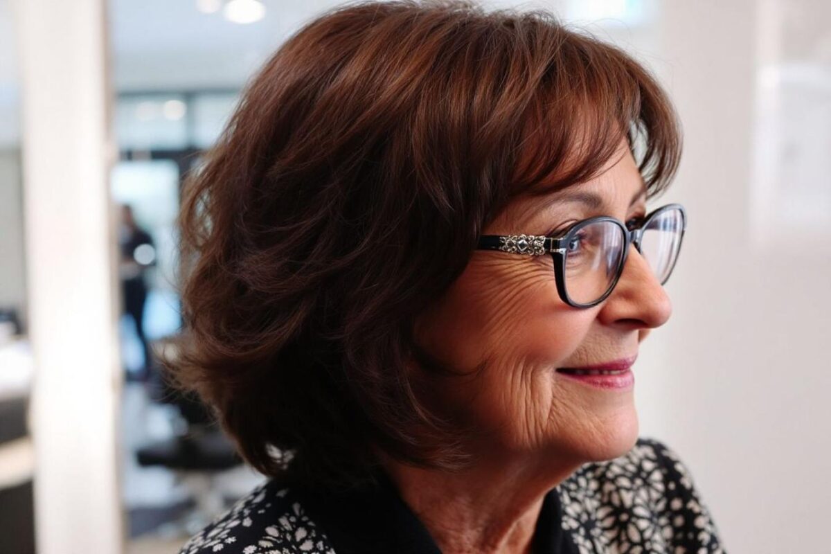 les plus belles coupes pour femme de 70 ans avec lunettes